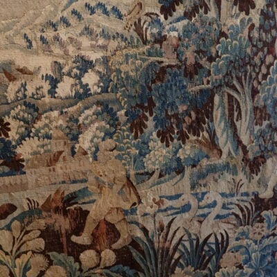 Grande tapisserie d’Aubusson en laine “Chateau dans un paysage de montagne” sur fond de verdure ca.1780