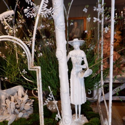 Paire de sculptures en résine blanches “la cueilleuse & le chasseur” ca.1970