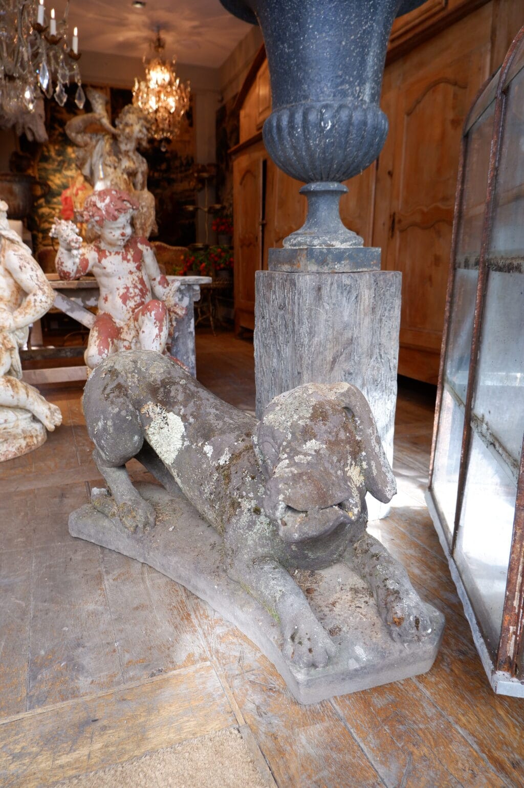 Chien en pierre sculptée- -fontaine- d'époque XVIIIe – Image 3