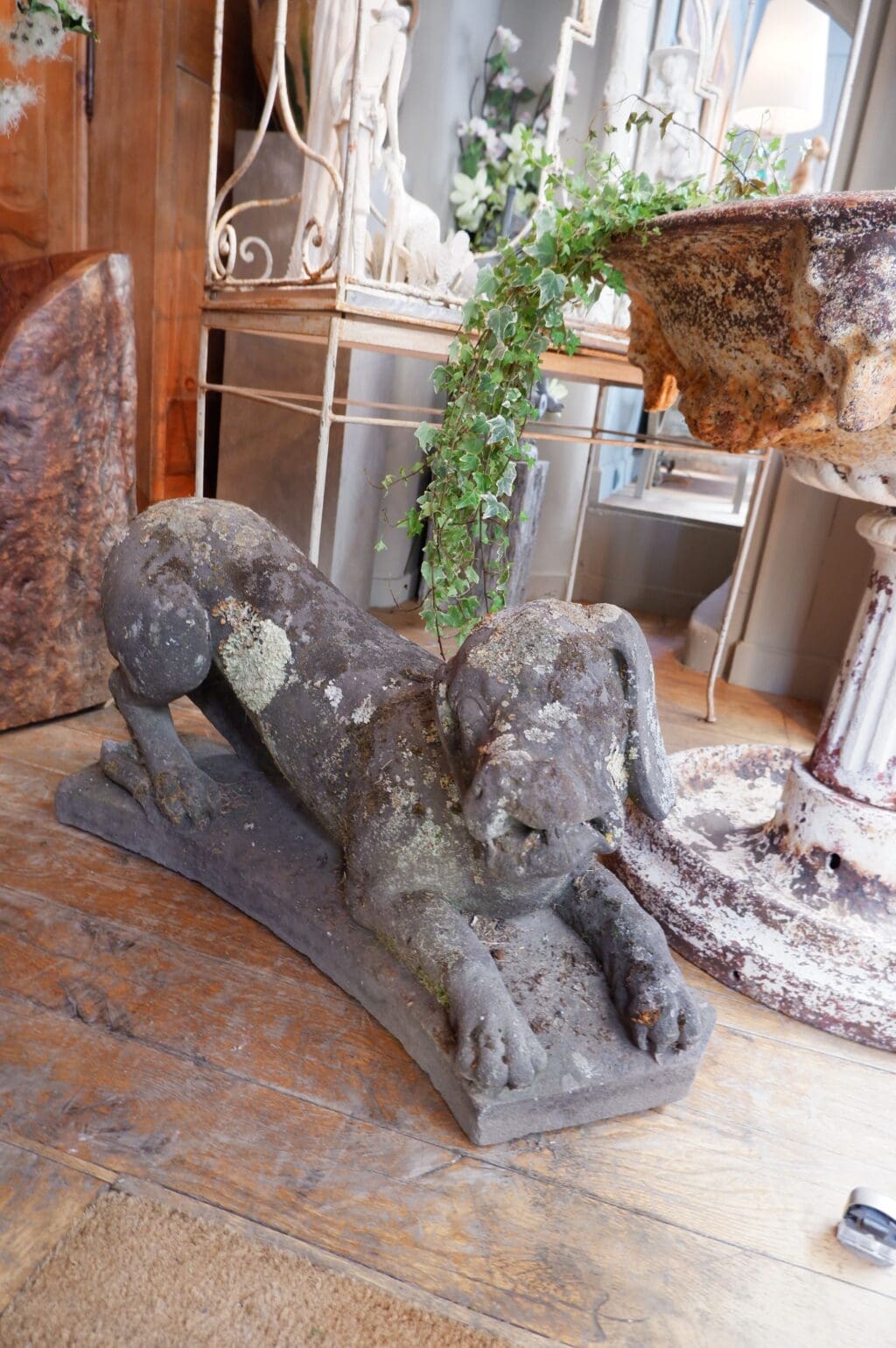 Chien en pierre sculptée- -fontaine- d'époque XVIIIe