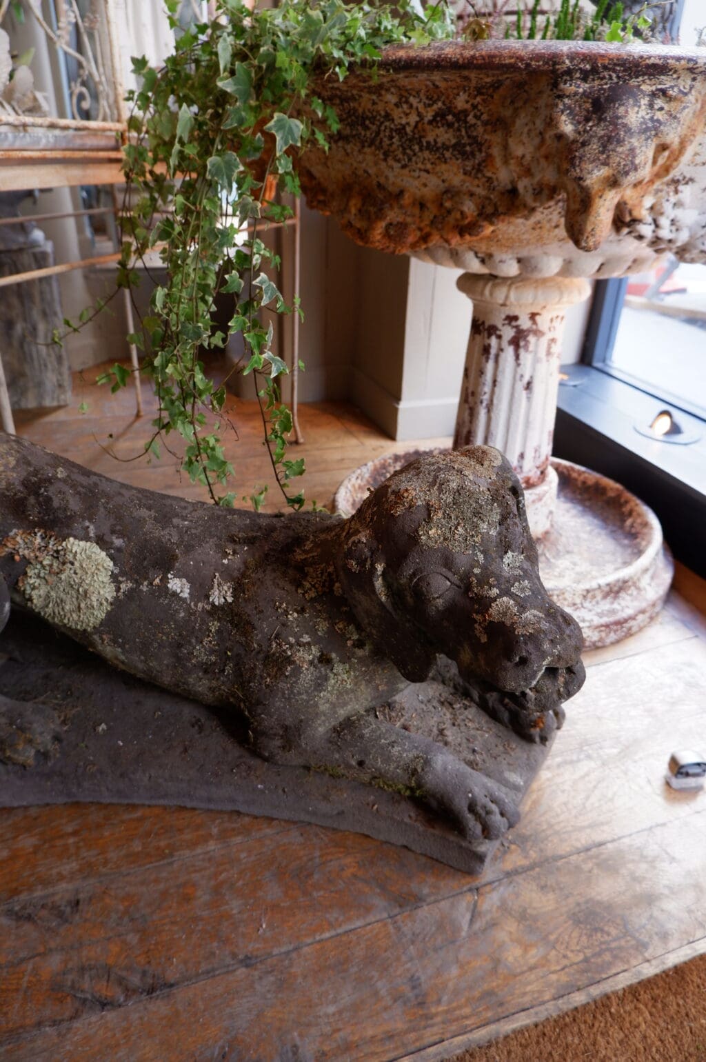 Chien en pierre sculptée- -fontaine- d'époque XVIIIe – Image 2