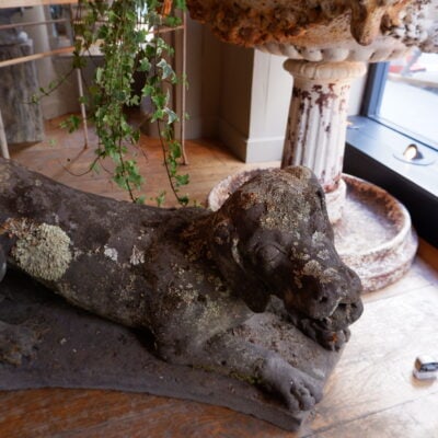 Chien en pierre sculptée- -fontaine- d’époque XVIIIe