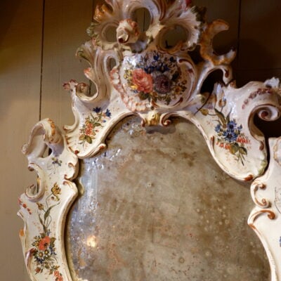 Grand miroir baroque en porcelaine décor de fleurs peintes et pieds en forme de têtes de dauphins – Italie fin XIXe