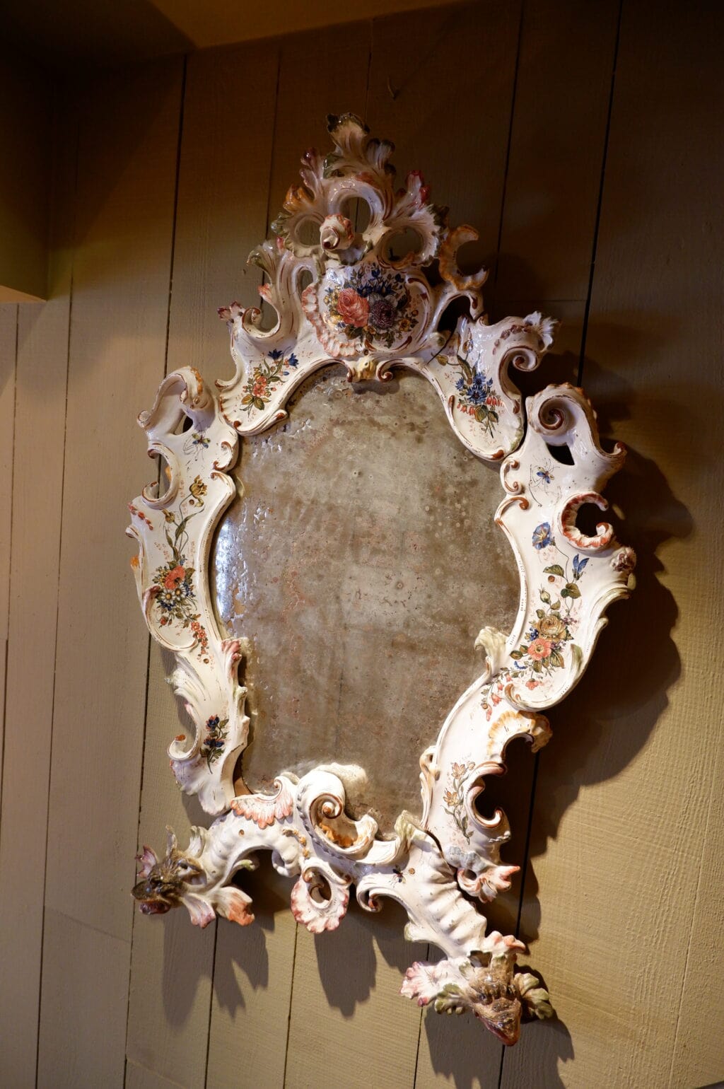 Grand miroir en porcelaine décor peint de fleurs & d'insectes - Italie XVIIIe – Image 5