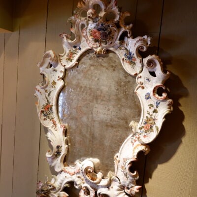 Grand miroir baroque en porcelaine décor de fleurs peintes et pieds en forme de têtes de dauphins – Italie fin XIXe