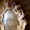 Grand miroir baroque en porcelaine décor de fleurs peintes et pieds en forme de têtes de dauphins - Italie fin XIXe – Image 3