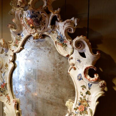 Grand miroir baroque en porcelaine décor de fleurs peintes et pieds en forme de têtes de dauphins – Italie fin XIXe