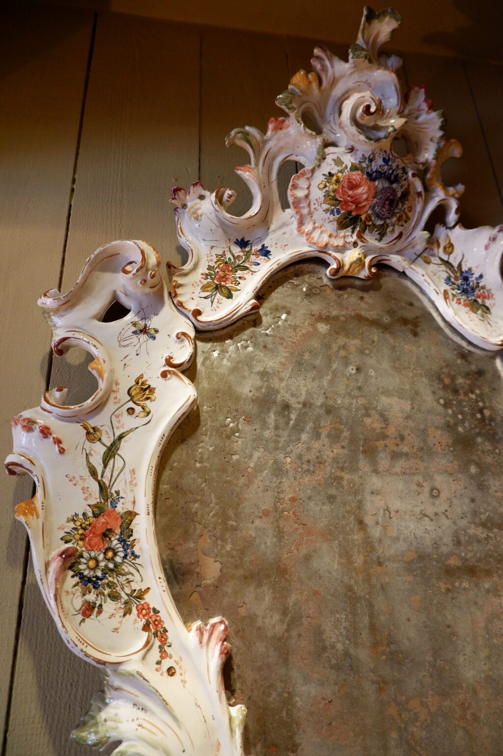 Grand miroir en porcelaine décor peint de fleurs & d'insectes - Italie XVIIIe – Image 10