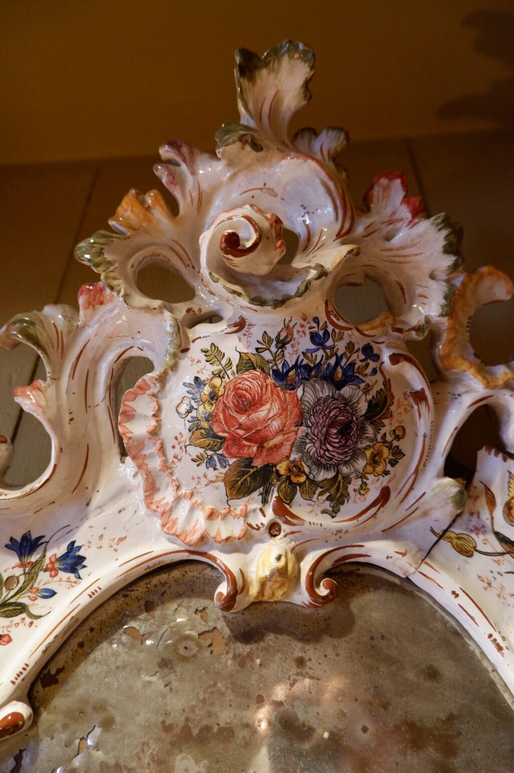 Grand miroir en porcelaine décor peint de fleurs & d'insectes - Italie XVIIIe – Image 2
