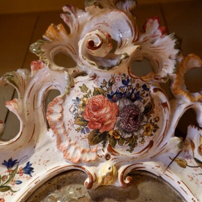 Grand miroir baroque en porcelaine décor de fleurs peintes et pieds en forme de têtes de dauphins – Italie fin XIXe