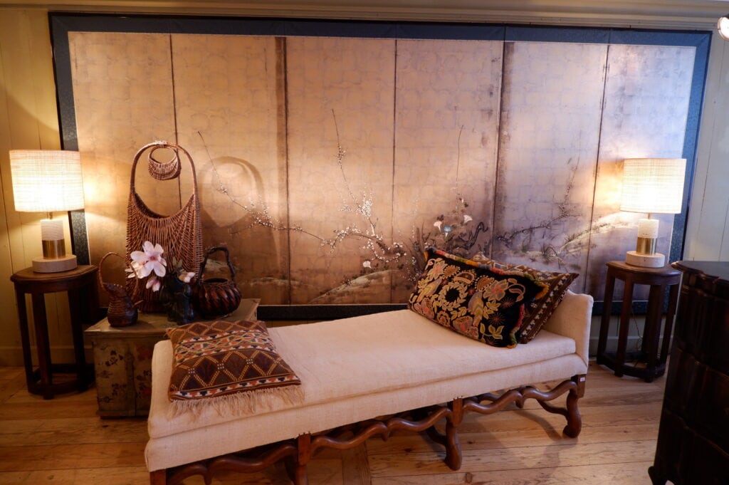Grand Paravent Japonais à la feuille d'or pâle décor peint fleur d'Ipommés et cerisier - début XXe