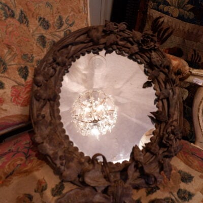 MIROIR EN FONTE DE FER DECOR RUBAN ET ROSES CA.1890