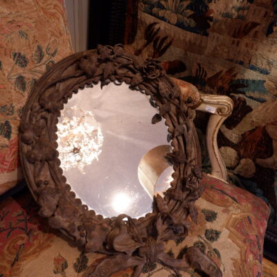 MIROIR EN FONTE DE FER DECOR RUBAN ET ROSES CA.1890