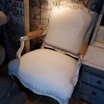 Paire de fauteuils en bois sculpté blanc – estampillés – période Louis XV