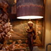 PAIRE DE LAMPES ENFANTS EN NOYER SCULPTE EPOQUE XVIIE + A/J EN FIL DE CUIVRE FLAMME – Image 2