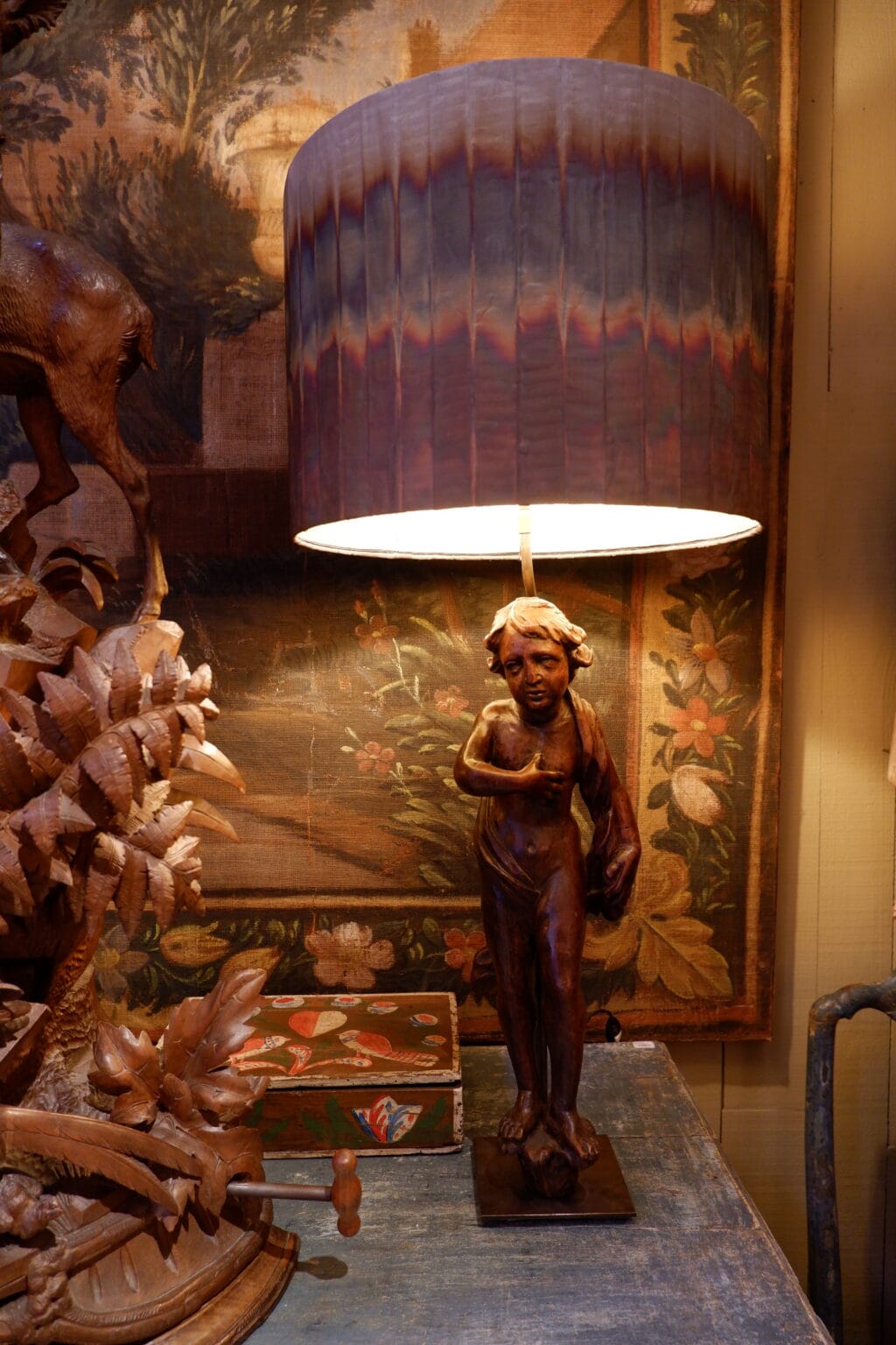 PAIRE DE LAMPES ENFANTS EN NOYER SCULPTE EPOQUE XVIIE + A/J EN FIL DE CUIVRE FLAMME – Image 2