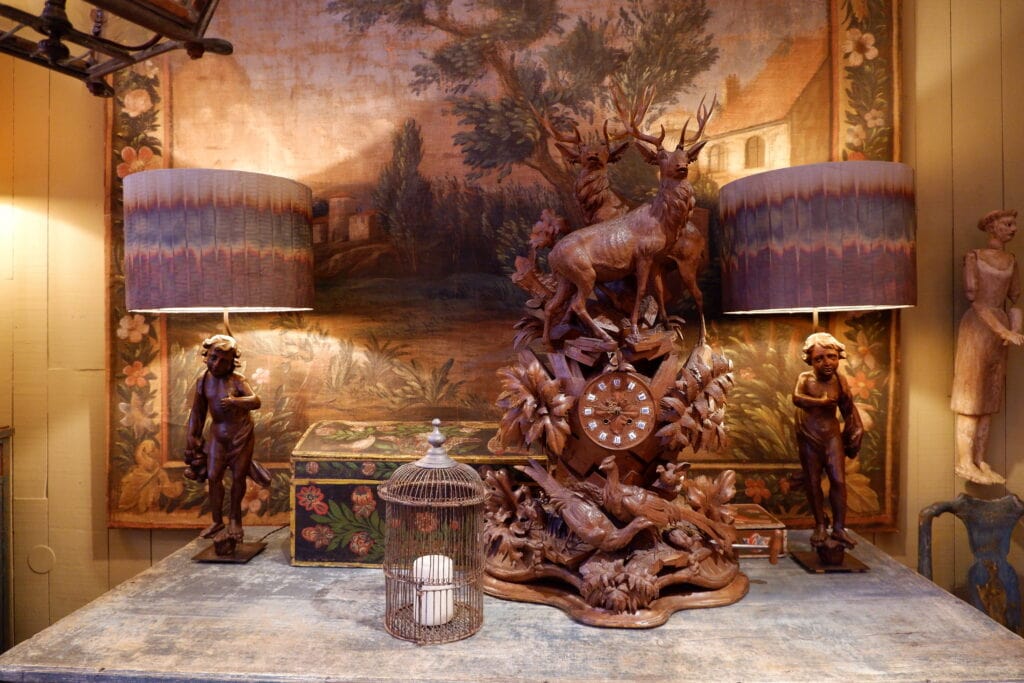 PAIRE DE LAMPES ENFANTS EN NOYER SCULPTE EPOQUE XVIIE + A/J EN FIL DE CUIVRE FLAMME