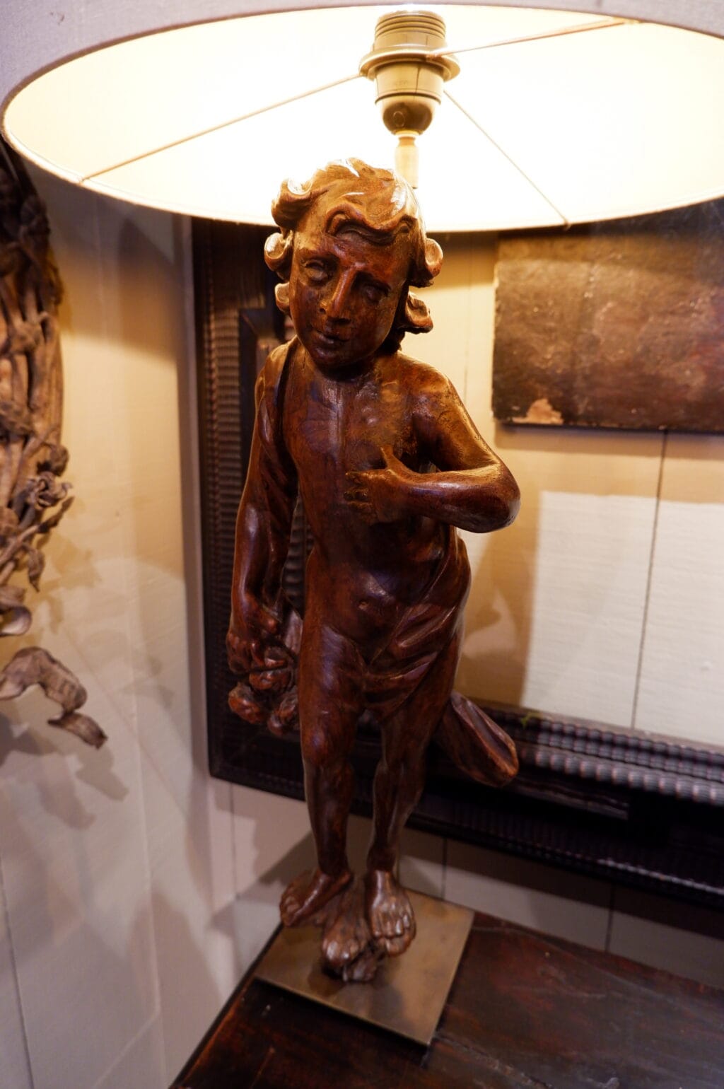 PAIRE DE LAMPES ENFANTS EN NOYER SCULPTE EPOQUE XVIIE + A/J EN FIL DE CUIVRE FLAMME – Image 5