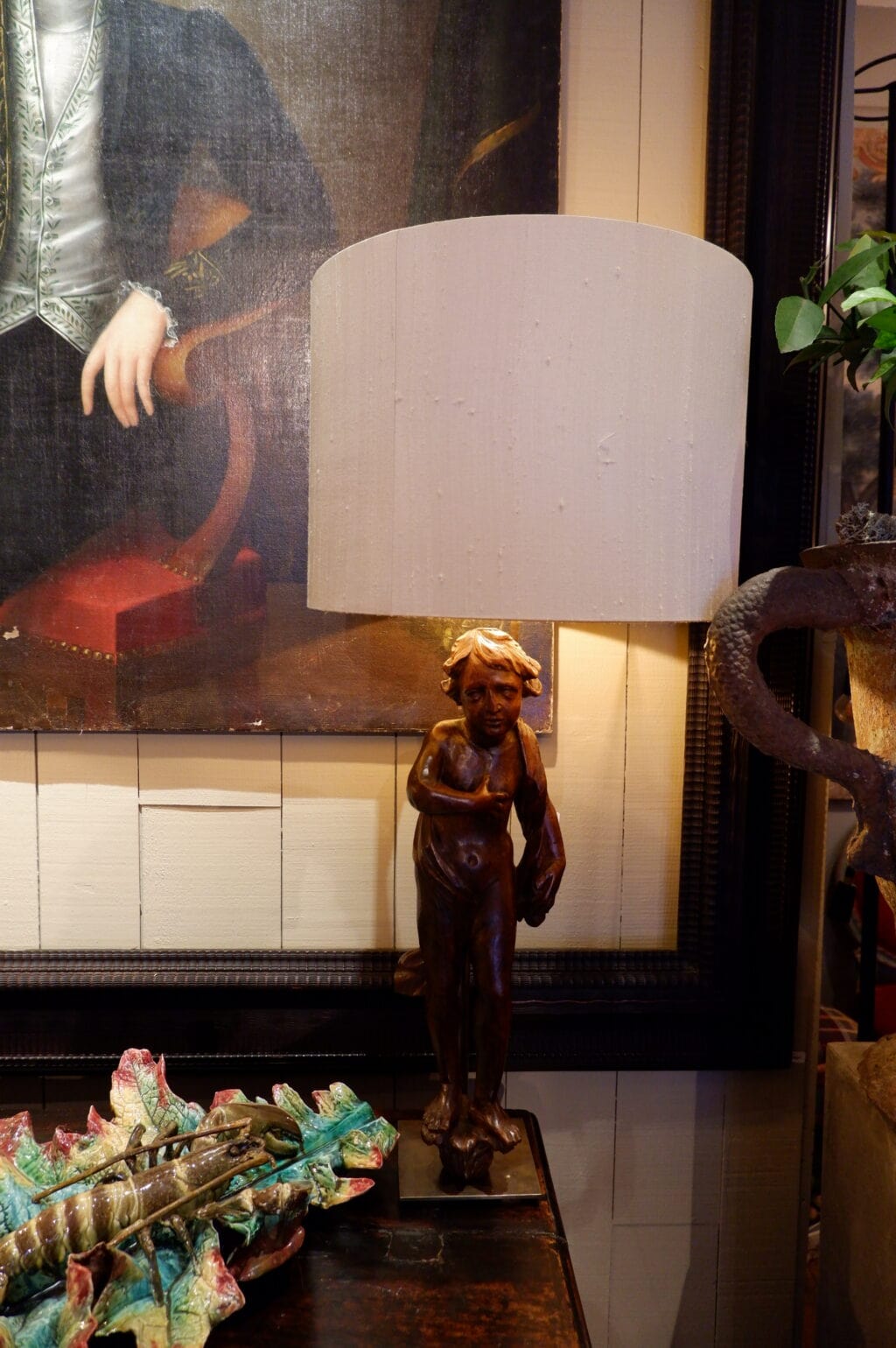 PAIRE DE LAMPES ENFANTS EN NOYER SCULPTE EPOQUE XVIIE + A/J EN FIL DE CUIVRE FLAMME – Image 7