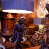 PAIRE DE LAMPES ENFANTS EN NOYER SCULPTE EPOQUE XVIIE + A/J EN FIL DE CUIVRE FLAMME – Image 4