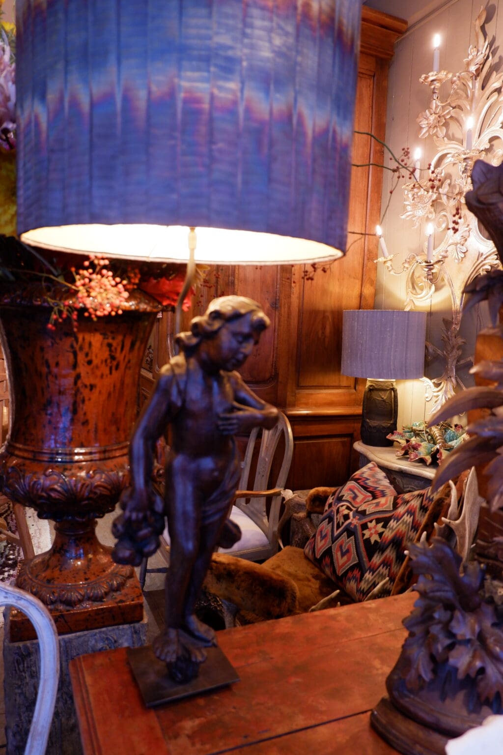 PAIRE DE LAMPES ENFANTS EN NOYER SCULPTE EPOQUE XVIIE + A/J EN FIL DE CUIVRE FLAMME – Image 4
