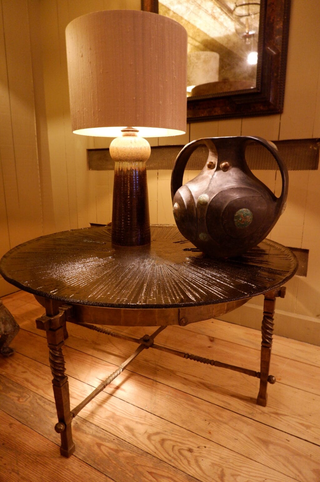 Table basse en bronze & plateau en verre fumé motif guilloché soleil ca.1960 – Image 8