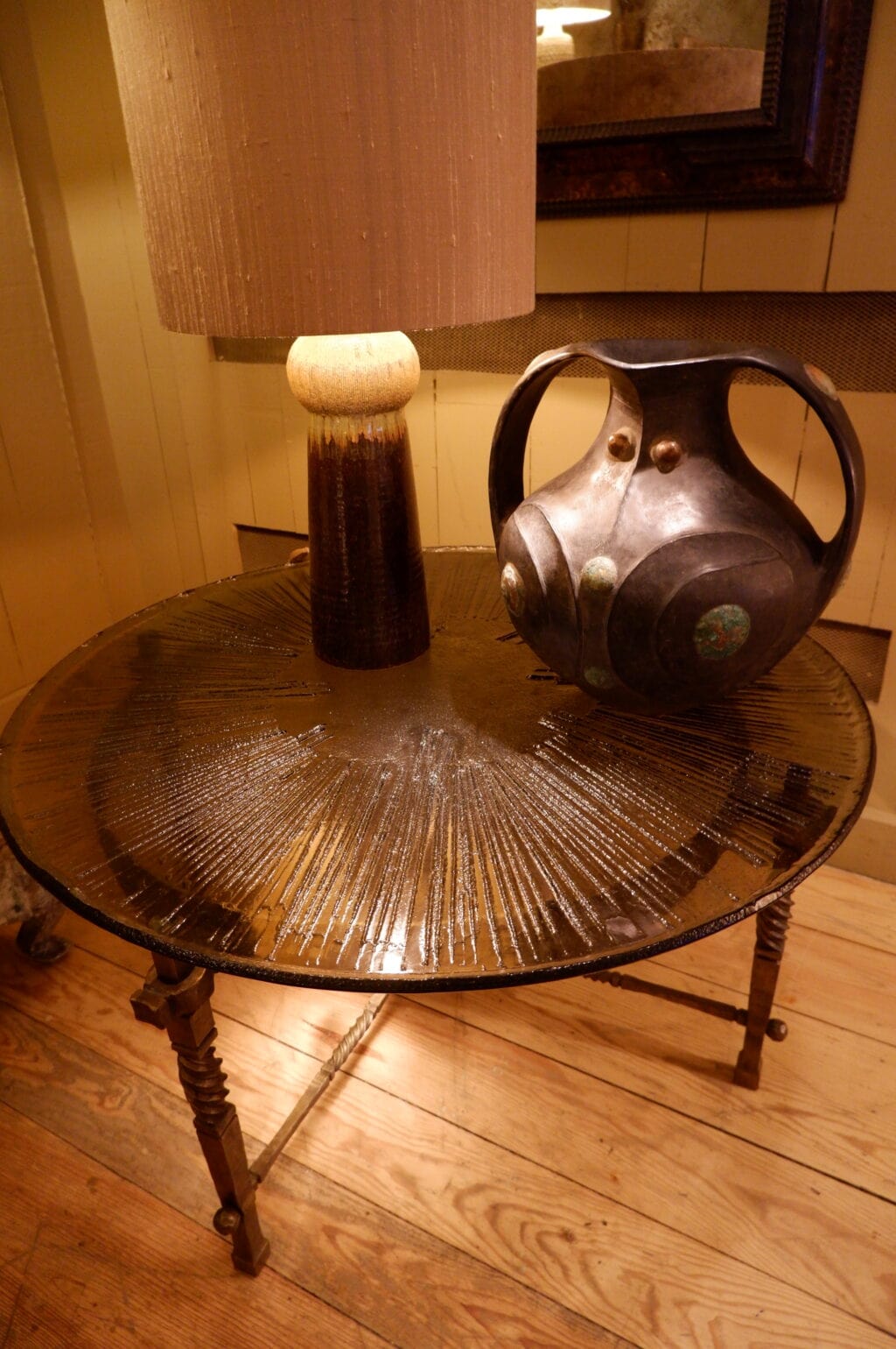 Table basse en bronze & plateau en verre fumé motif guilloché soleil ca.1960 – Image 5