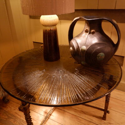 Table basse en bronze & plateau en verre fumé motif guilloché soleil ca.1960