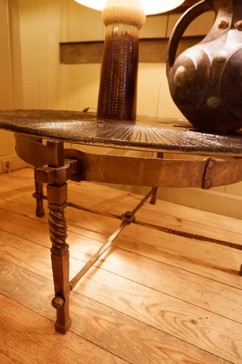 Table basse en bronze & plateau en verre fumé motif guilloché soleil ca.1960 – Image 6