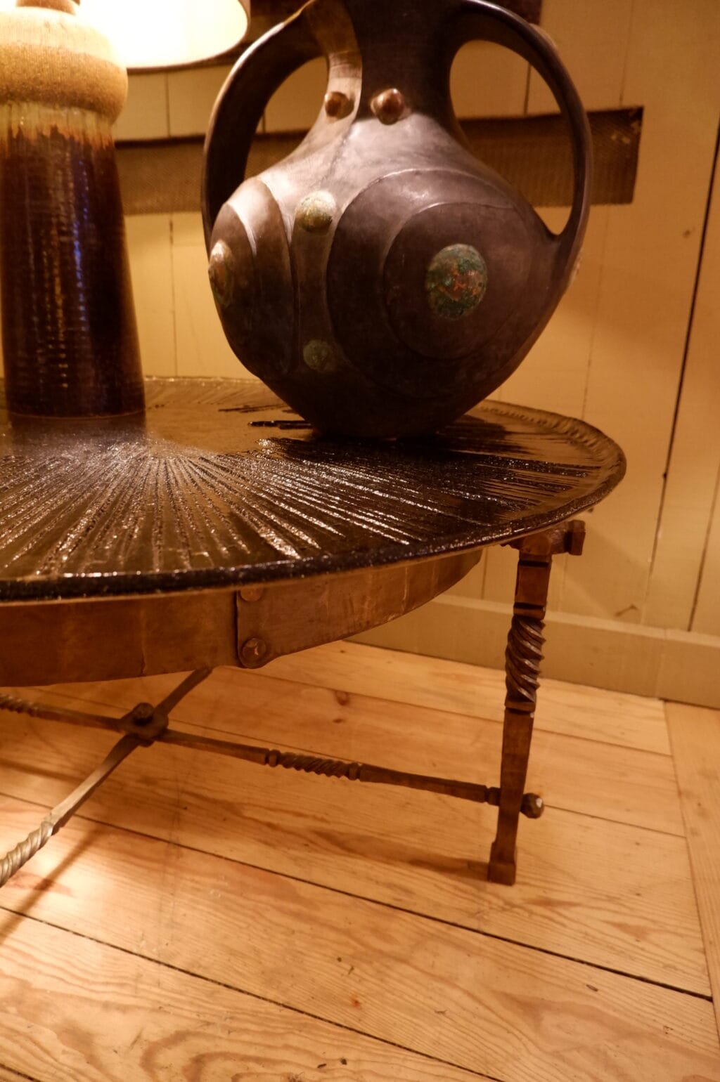 Table basse en bronze & plateau en verre fumé motif guilloché soleil ca.1960 – Image 7