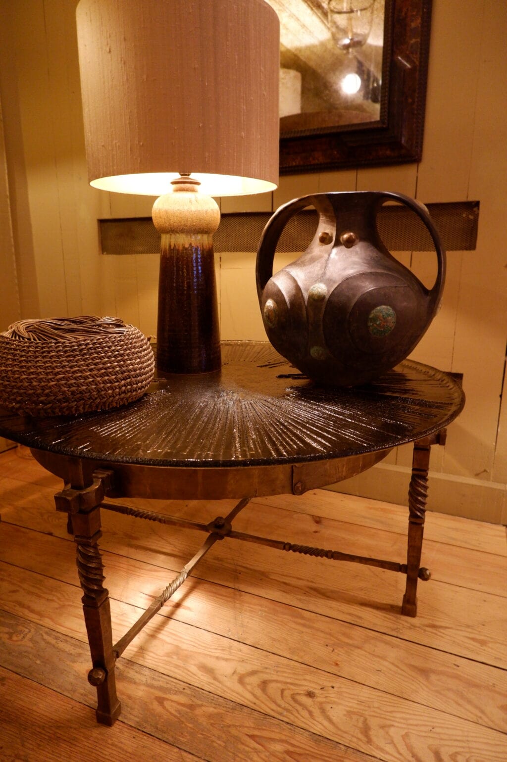 Table basse en bronze & plateau en verre fumé motif guilloché soleil ca.1960 – Image 4
