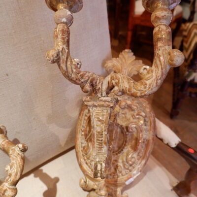 Une paire d’appliques médaillon en bois sculpté XVIIIe
