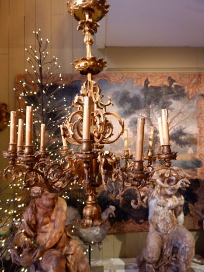 Grand lustre italien en bois sculpté à la feuille d’or fin XIXe