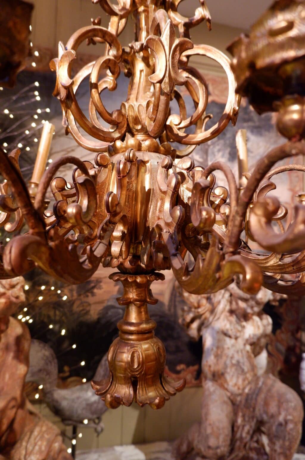 Grand lustre italien en bois sculpté à la feuille d'or fin XIXe – Image 6
