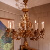 Grand lustre italien en bois sculpté à la feuille d'or fin XIXe