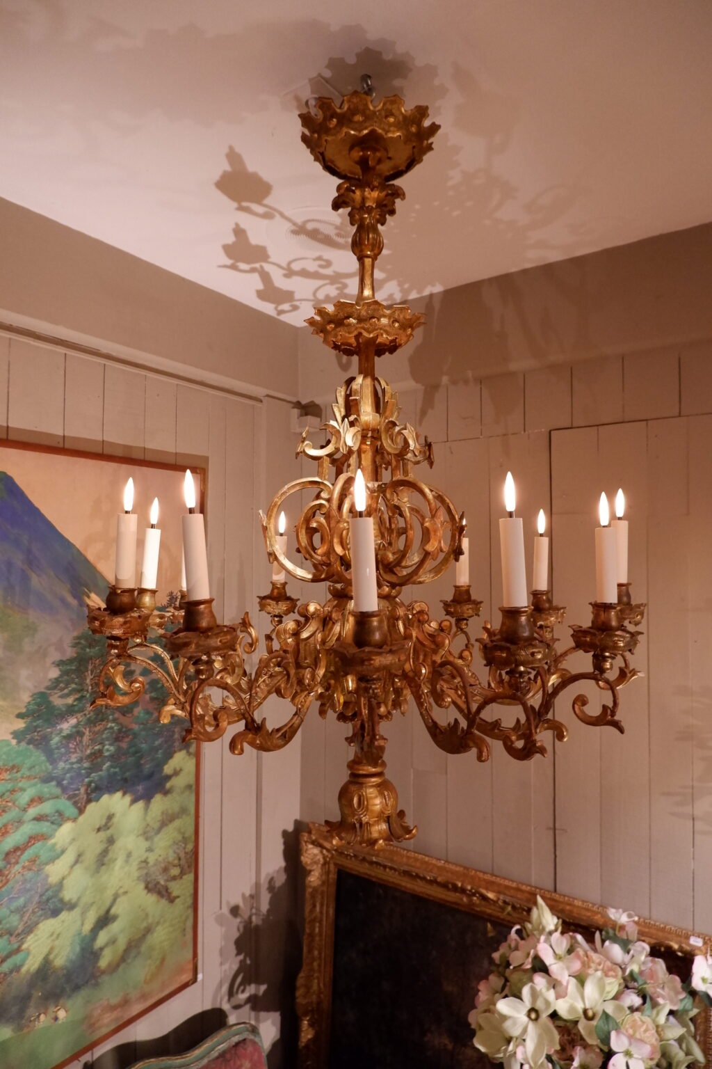 Grand lustre italien en bois sculpté à la feuille d'or fin XIXe