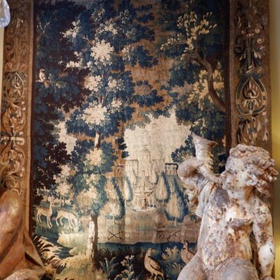 Grande tapisserie d’Aubusson figurant un Château et son jardin sur fond de verdure et animaux – ca.1780