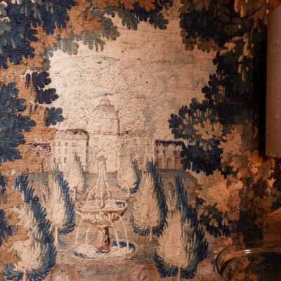 Grande tapisserie d’Aubusson figurant un Château et son jardin sur fond de verdure et animaux – ca.1780