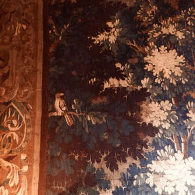 Grande tapisserie d’Aubusson figurant un Château et son jardin sur fond de verdure et animaux – ca.1780