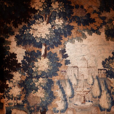 Grande tapisserie d’Aubusson figurant un Château et son jardin sur fond de verdure et animaux – ca.1780