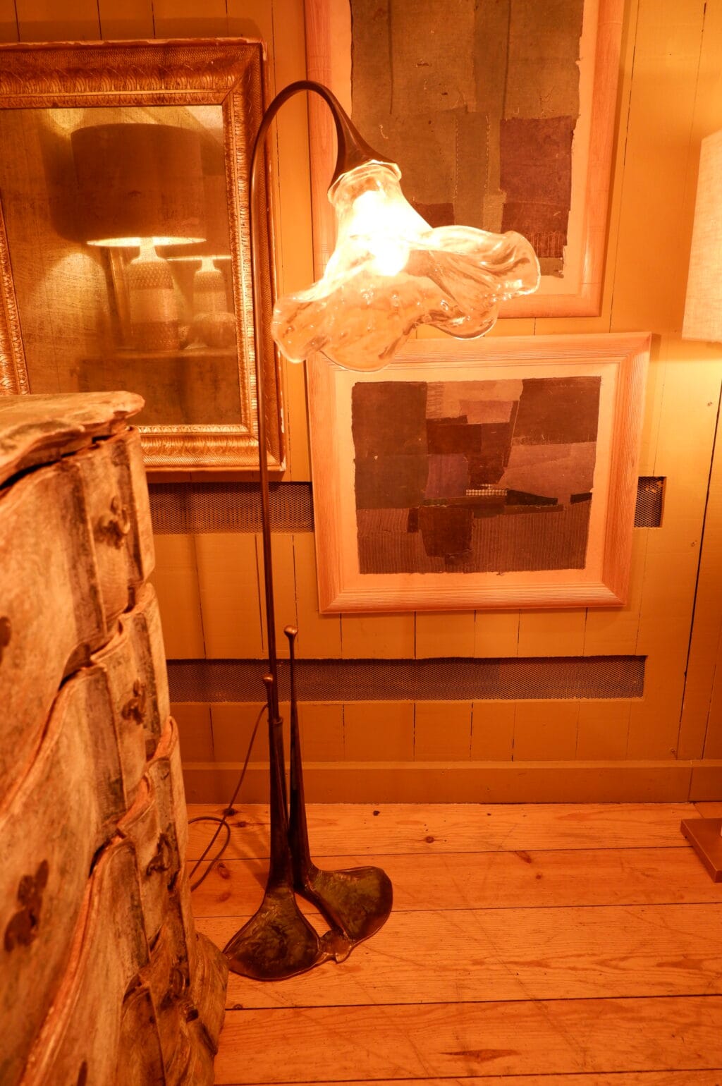 Brutalist floor lamp in bronze and molded glass Shades flower ca.1960