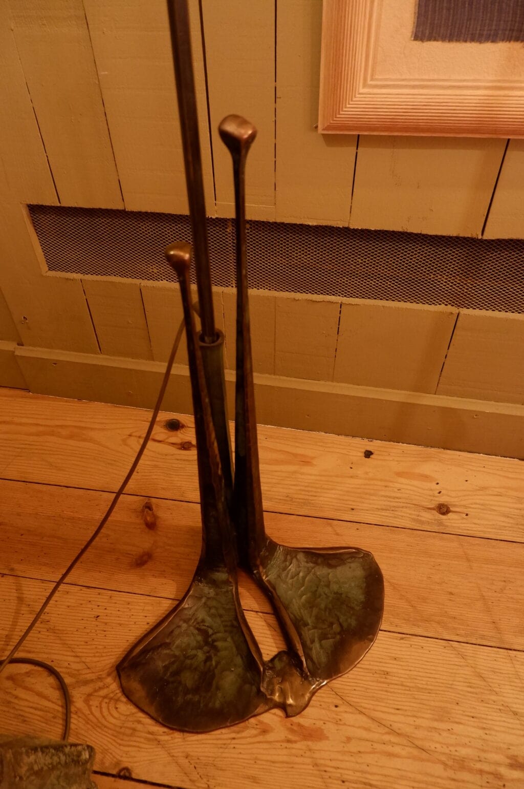 Brutalist floor lamp in bronze and cast glass Shades flower ca.1960 - Image 3