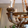 Grand lustre Italien néo-classique en bois sculpté 6 bras ornés de fruits ca.1850 – Image 7