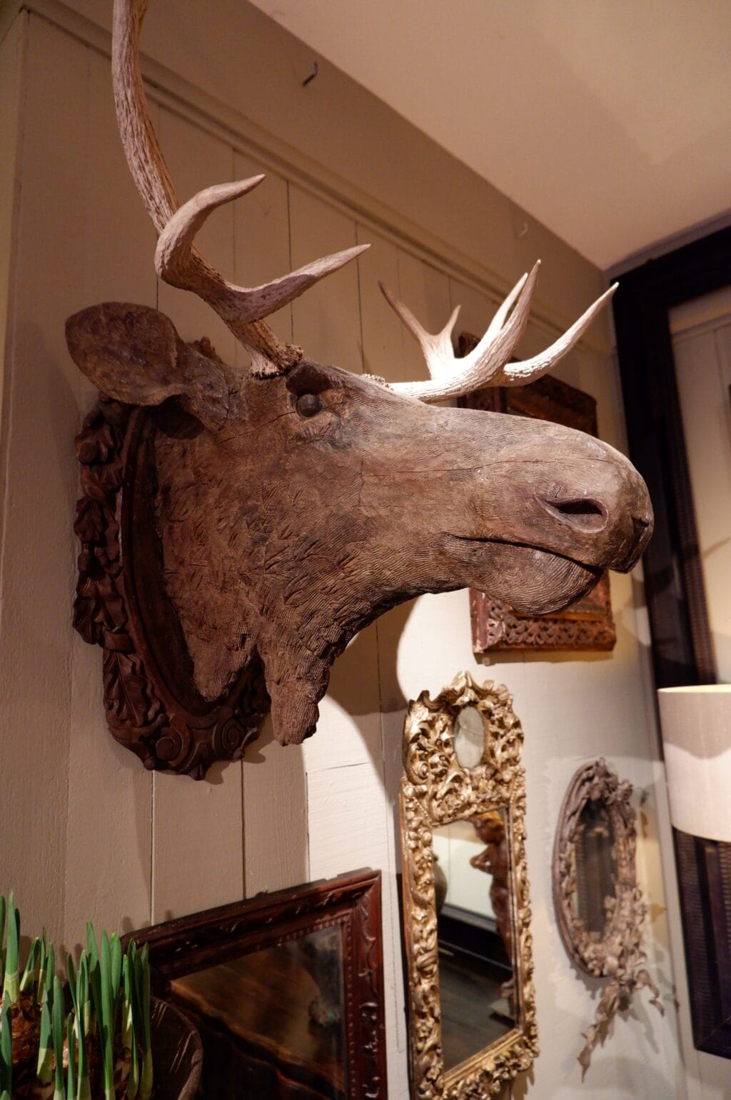 Tête d'élan en bois sculpté avec de vraies cornes ca.1800