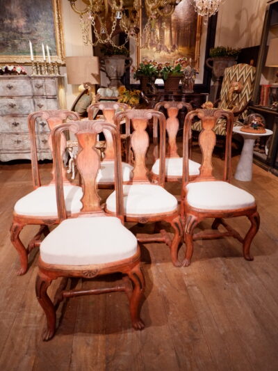 Suite de 6 chaises baroques en bois peint – Suède ca.1800