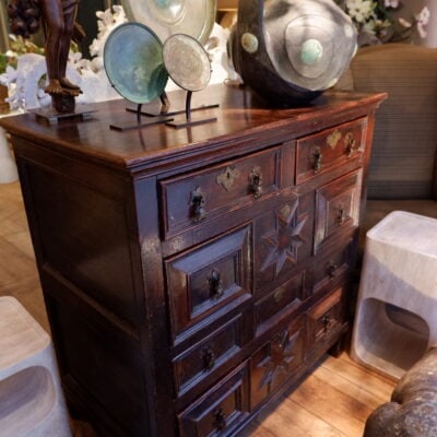 Elegant English chest of drawers in waxed oak from the late 17th century