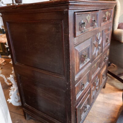 Elegant English chest of drawers in waxed oak from the late 17th century