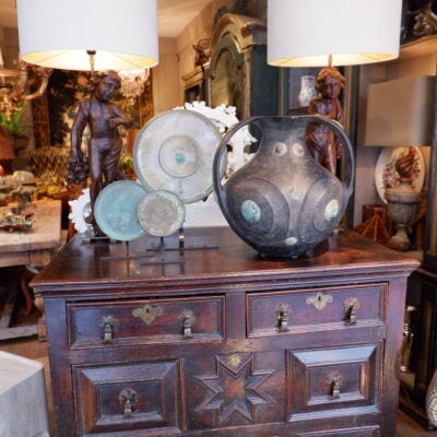 Elegant English chest of drawers in waxed oak from the late 17th century