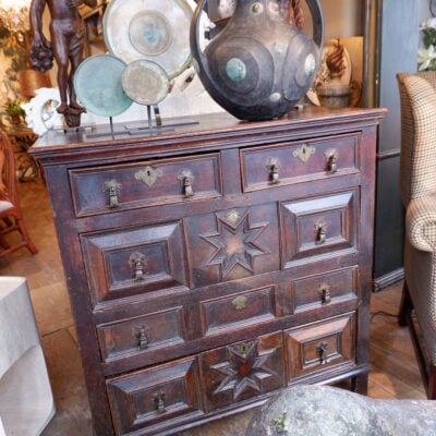 Elegant English chest of drawers in waxed oak from the late 17th century