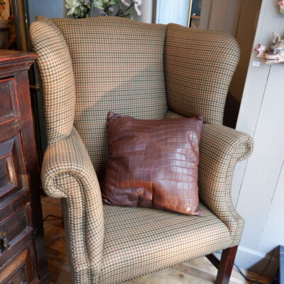 FAUTEUIL ANGLAIS A OREILLES EN TISSU TWEED STYLE GEORGE III